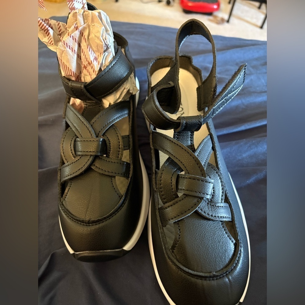 New women’s size 11 comfortable Velcro, sturdy, classic black & White shoe